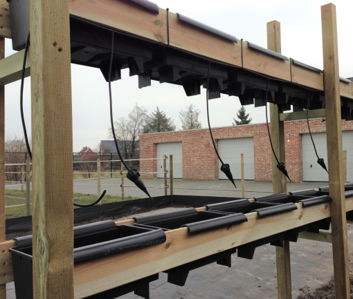 BATO aardbeienbak op houten stelling