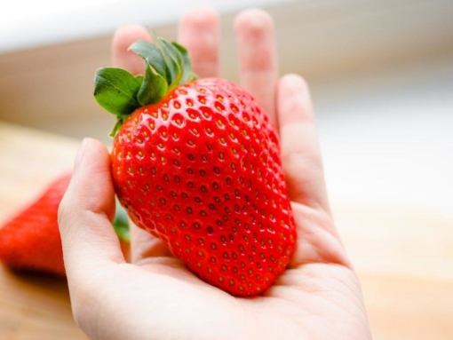 Maxim aardbei is een hand vol